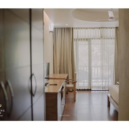 Whispering Waters Otel Malayāttūr Dış mekan fotoğraf